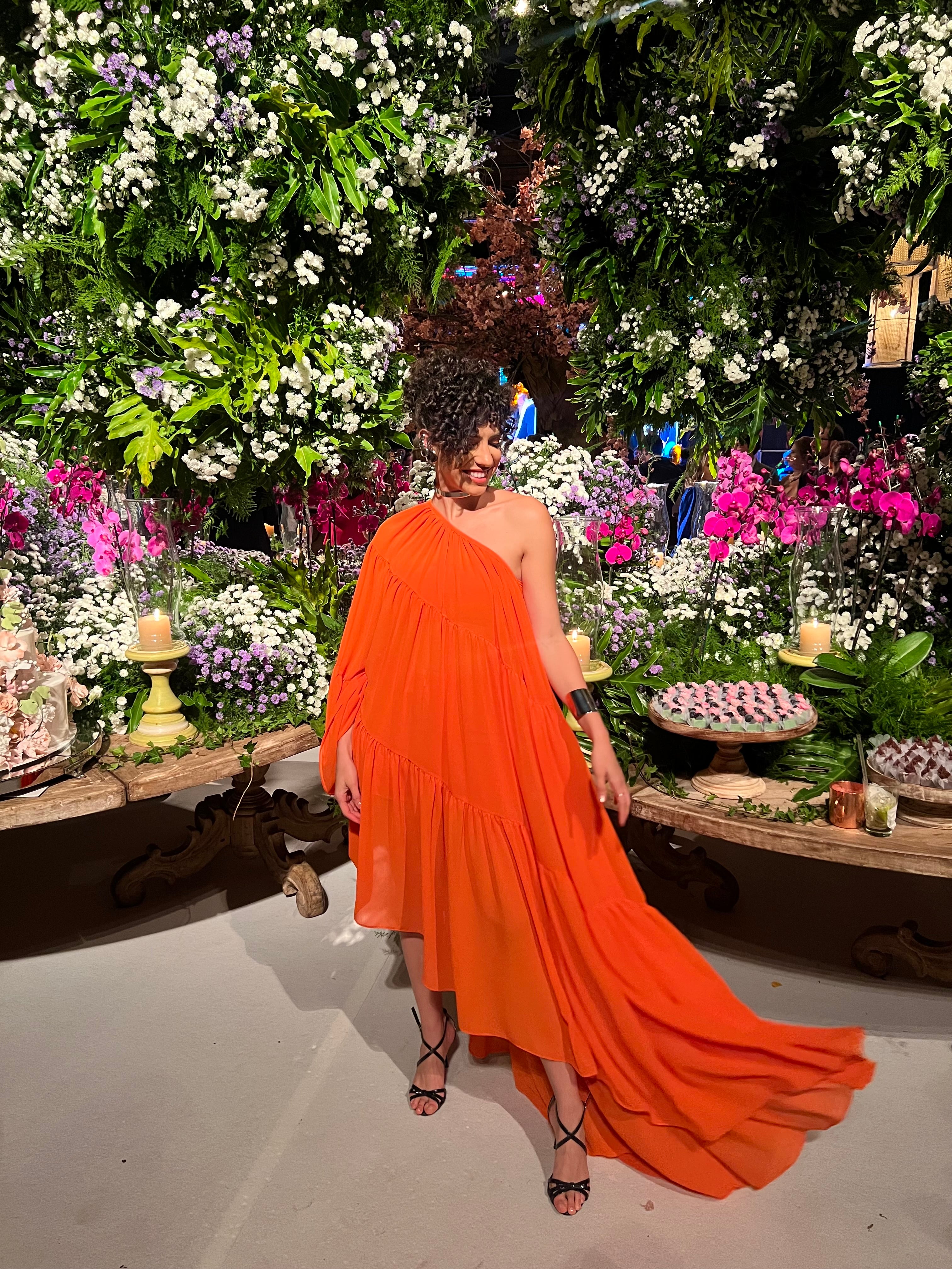 vestido um ombro assimétrico laranja
