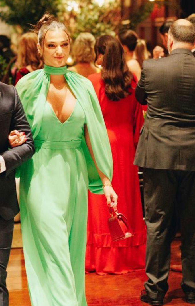 vestido capa com gola verde