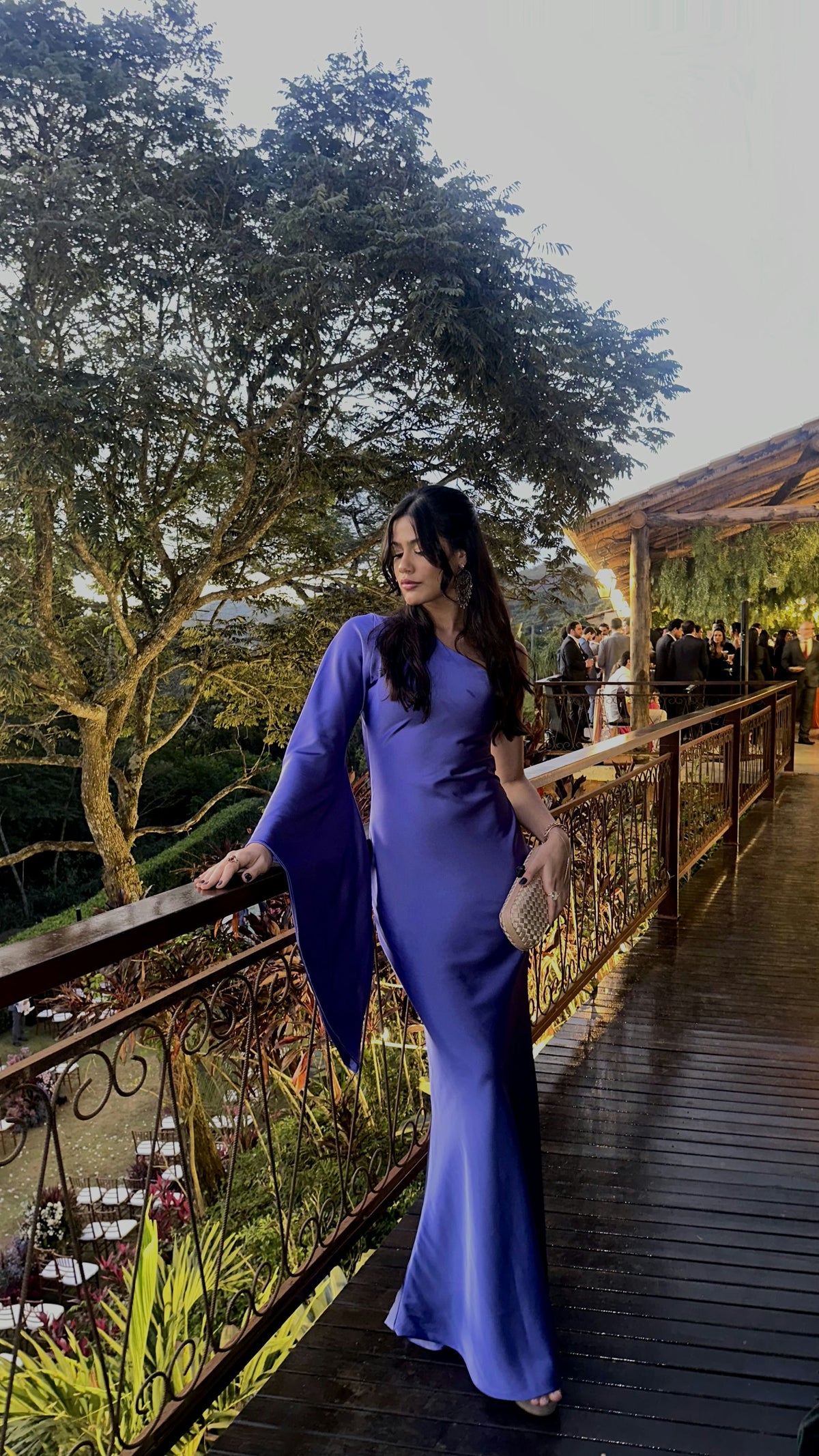 vestido manga única lilás