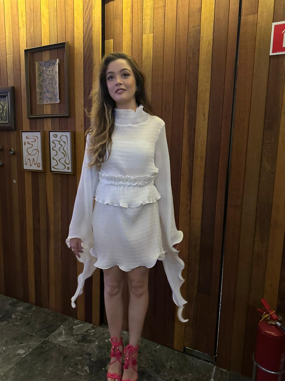 vestido plissado manga branco
