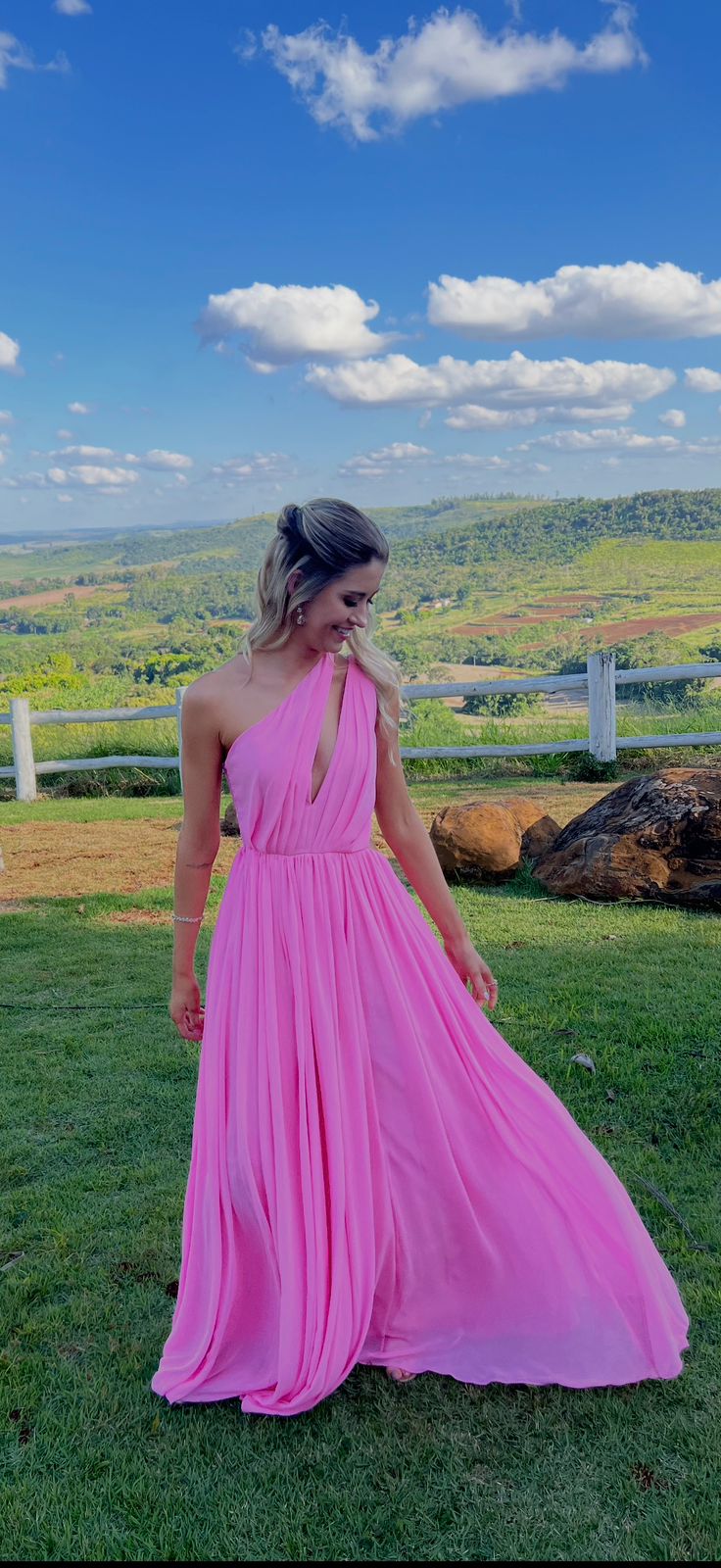 vestido decote unilateral rosa