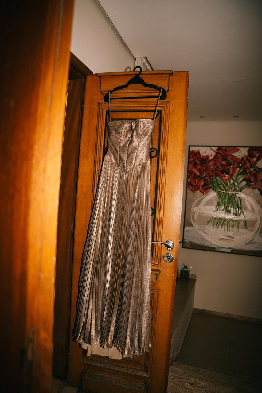 vestido plissado dourado