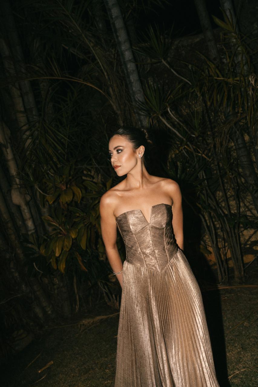 vestido plissado dourado