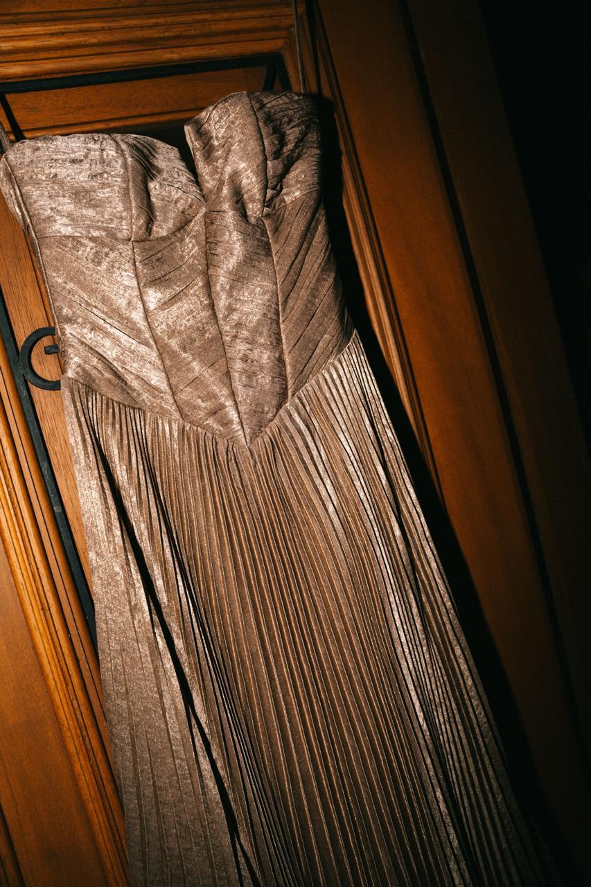 vestido plissado dourado