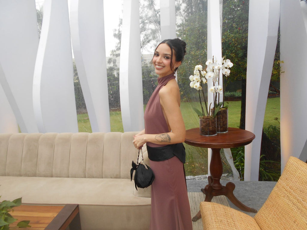vestido laço traseiro e costas abertas