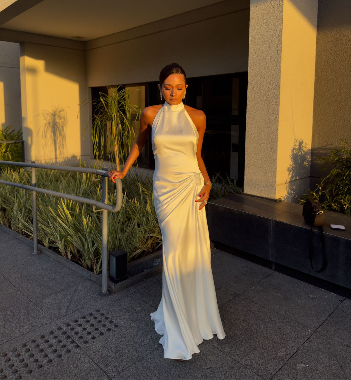 vestido cetim gola plumas branco