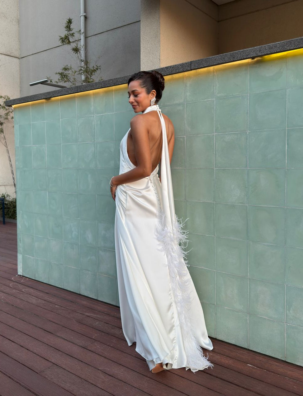 vestido cetim gola plumas branco
