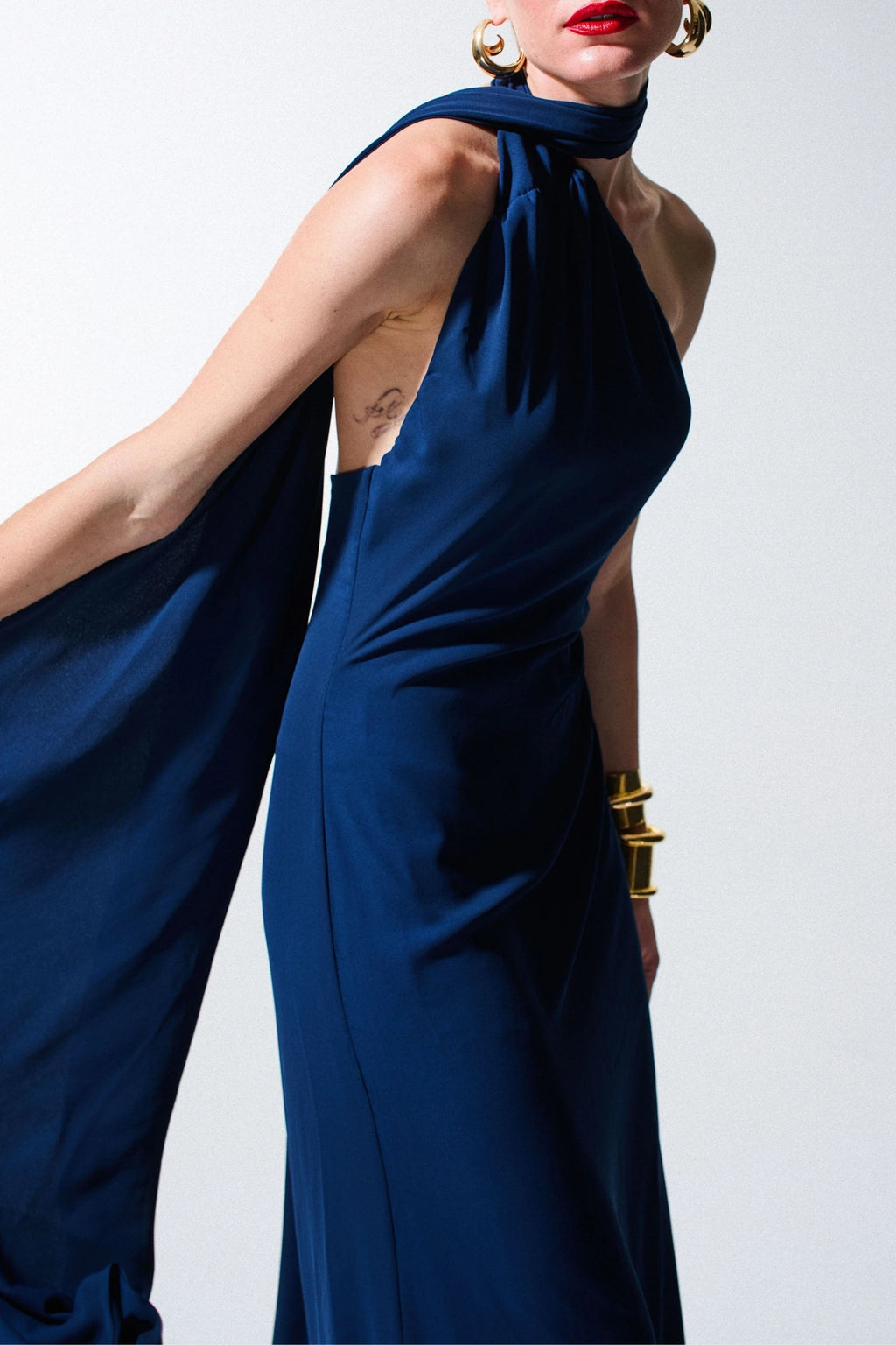 vestido faixa fluida azul