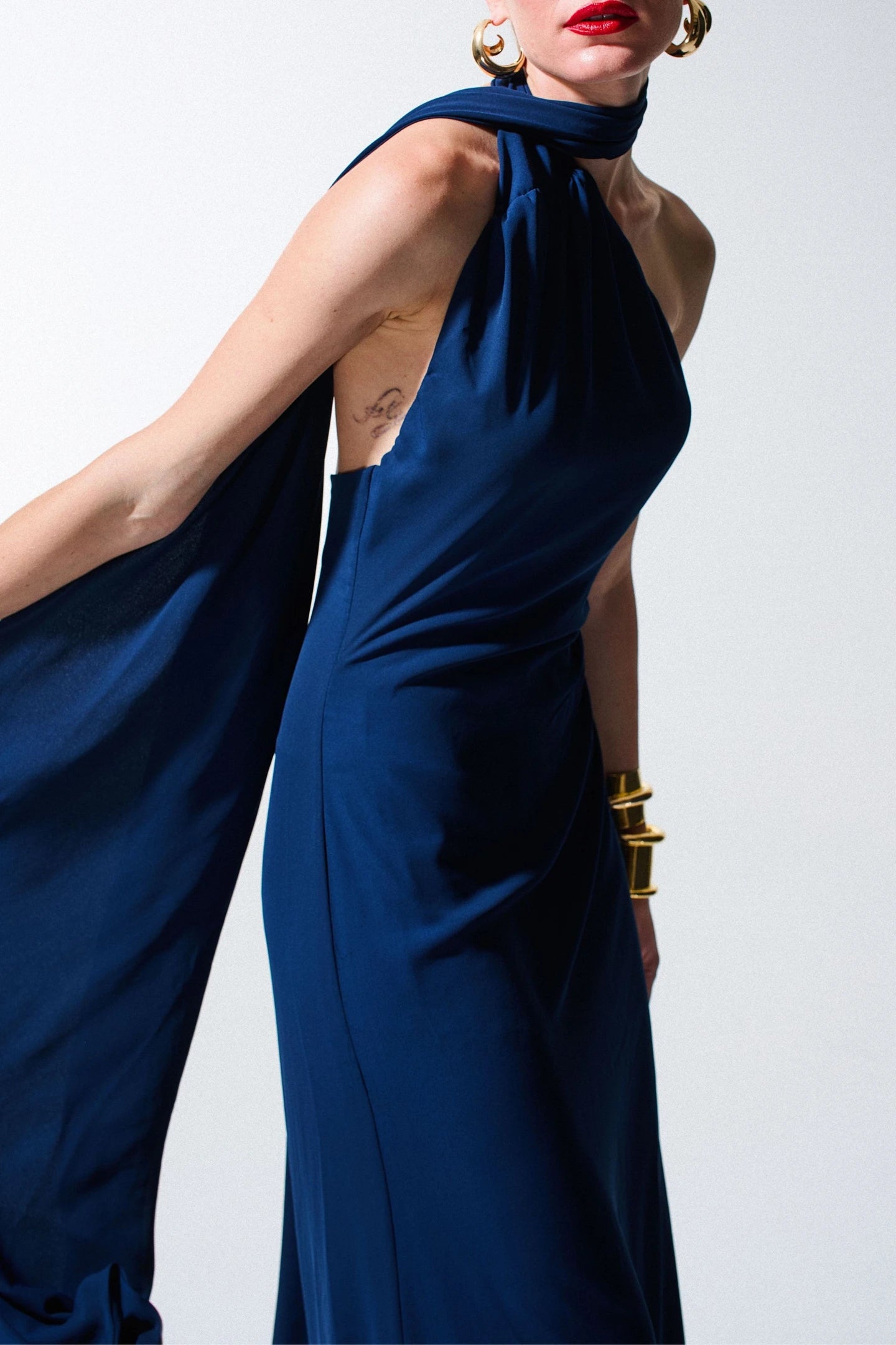 vestido faixa fluida azul