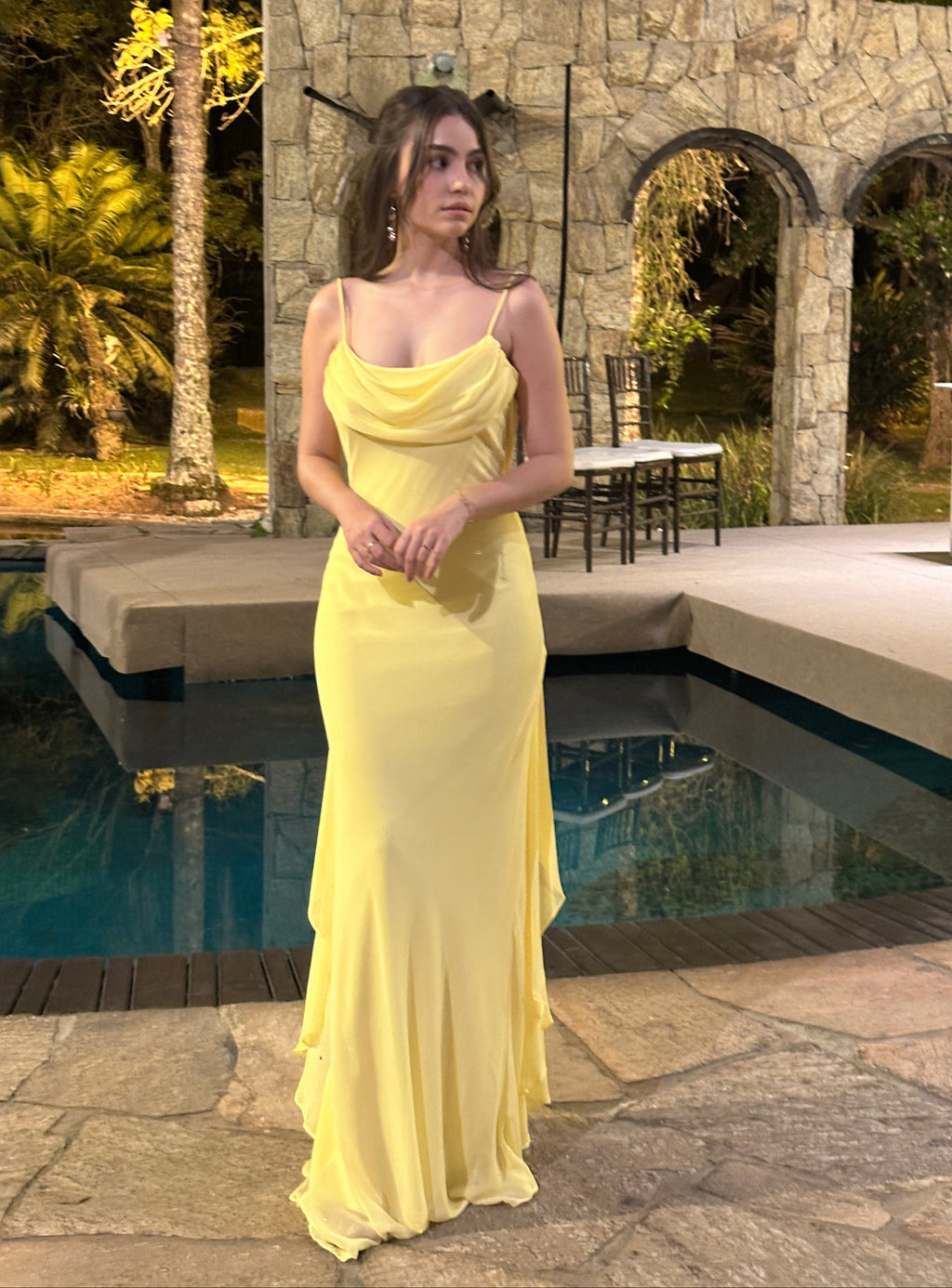 vestido decote nas costas amarelo