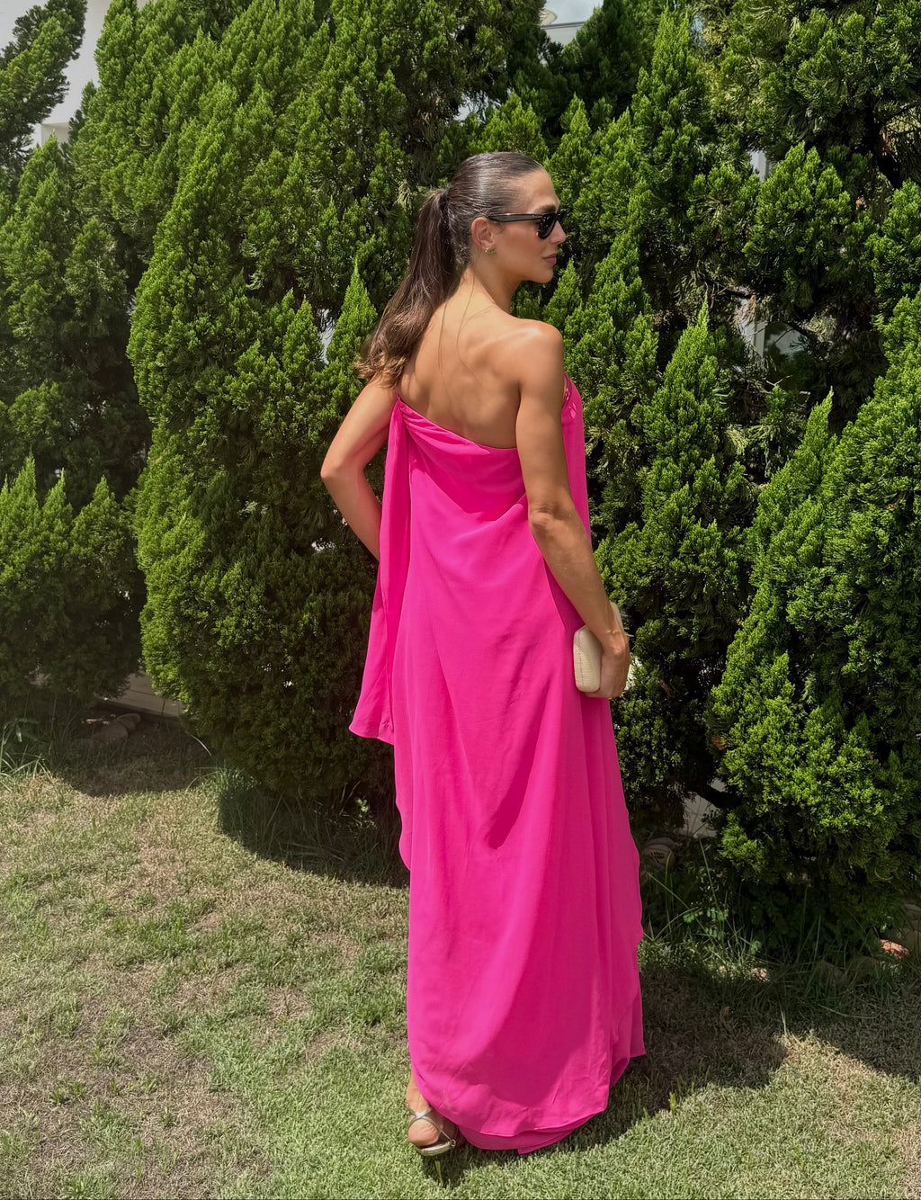vestido assimétrico fenda rosa