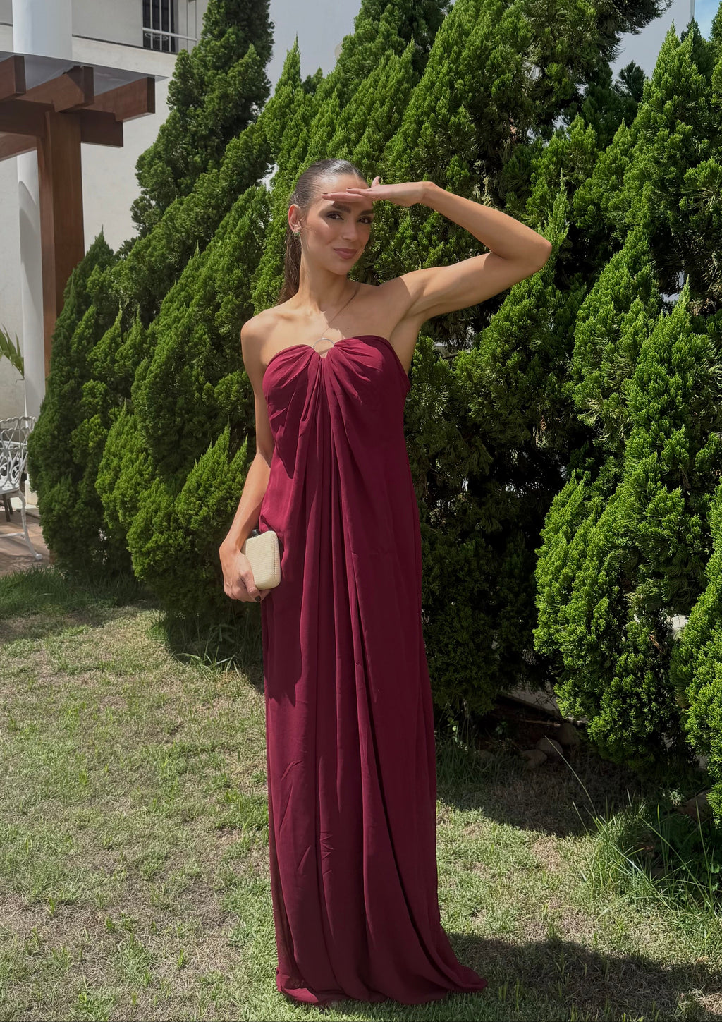 vestido decote coração bordô