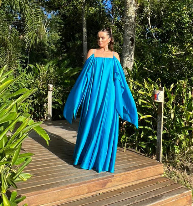 vestido acetinado mangas azul