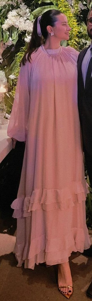 vestido fluído manga babados rosa