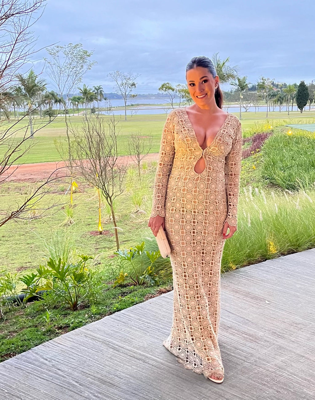 vestido patches decote nude