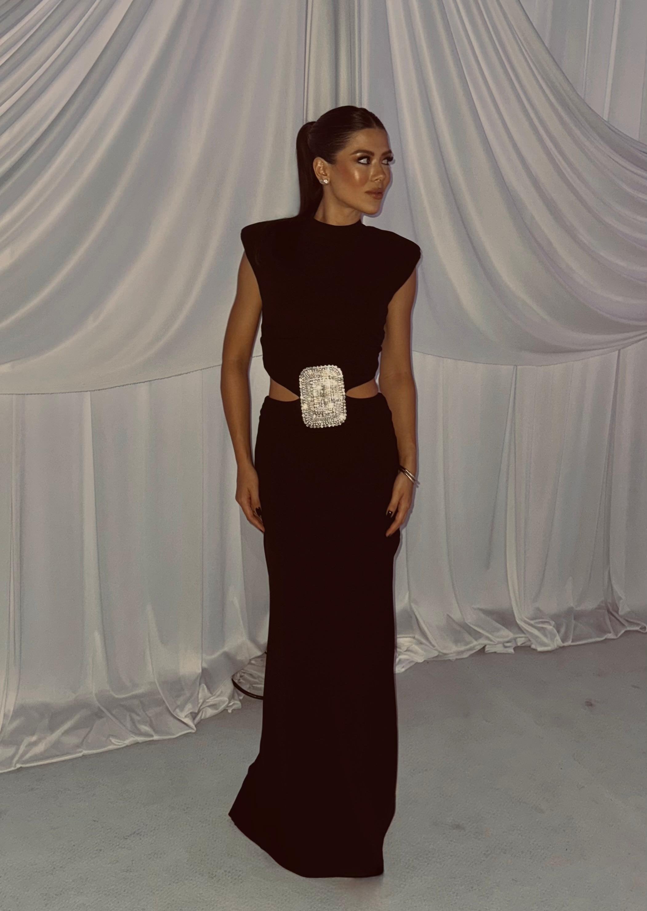 Vestido preto com pedrarias