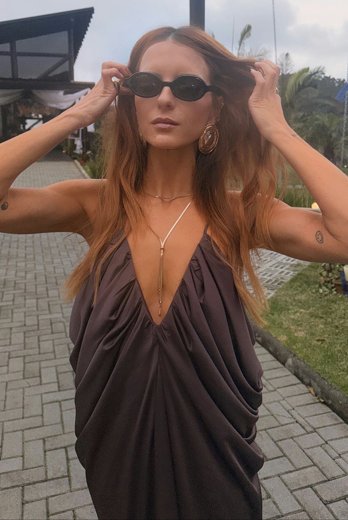 vestido decote drapeado marrom