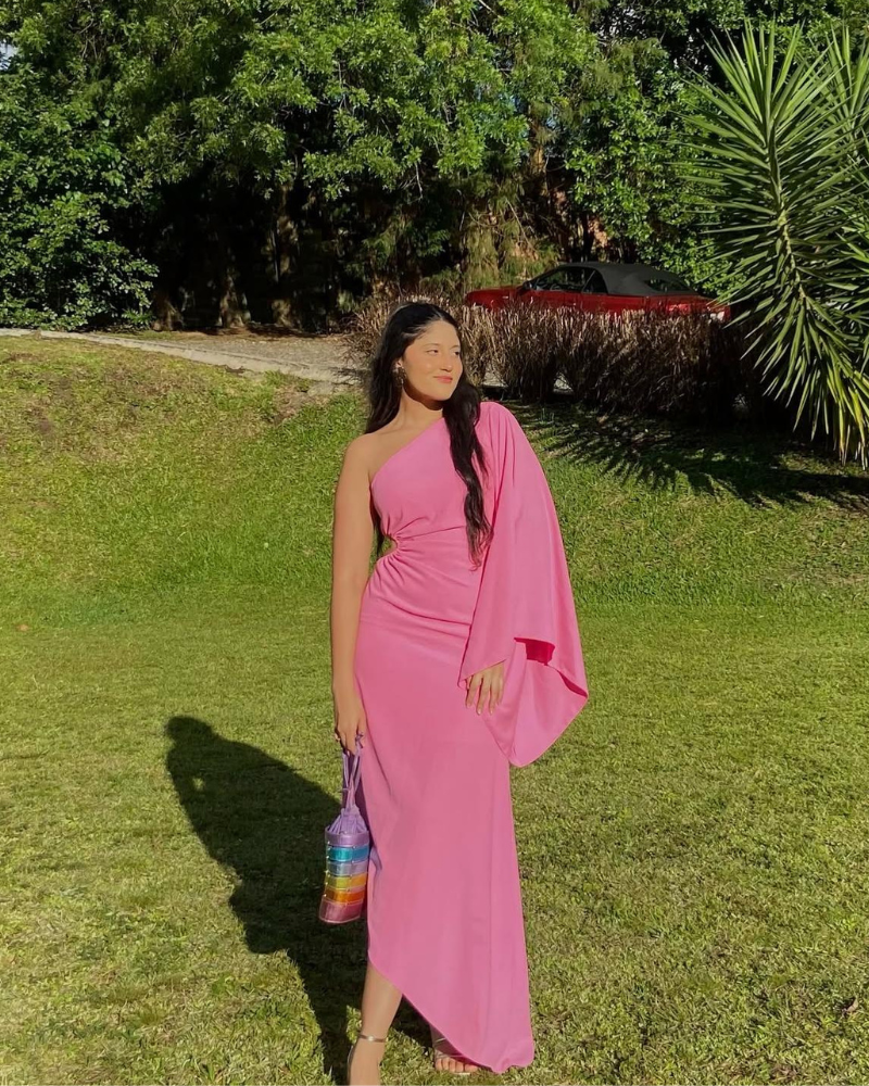 vestido assimétrico manga rosa