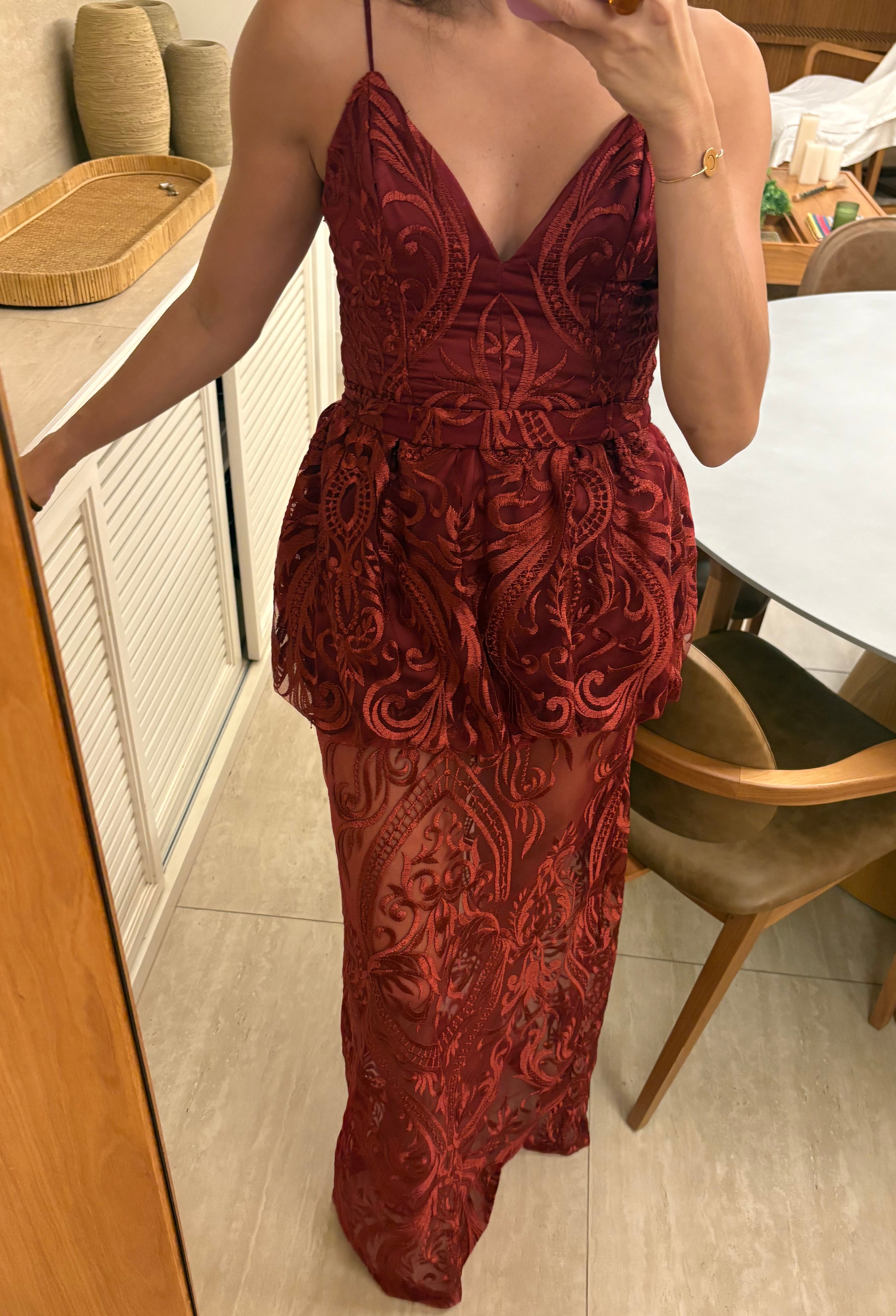 Vestido marsalla com transparência