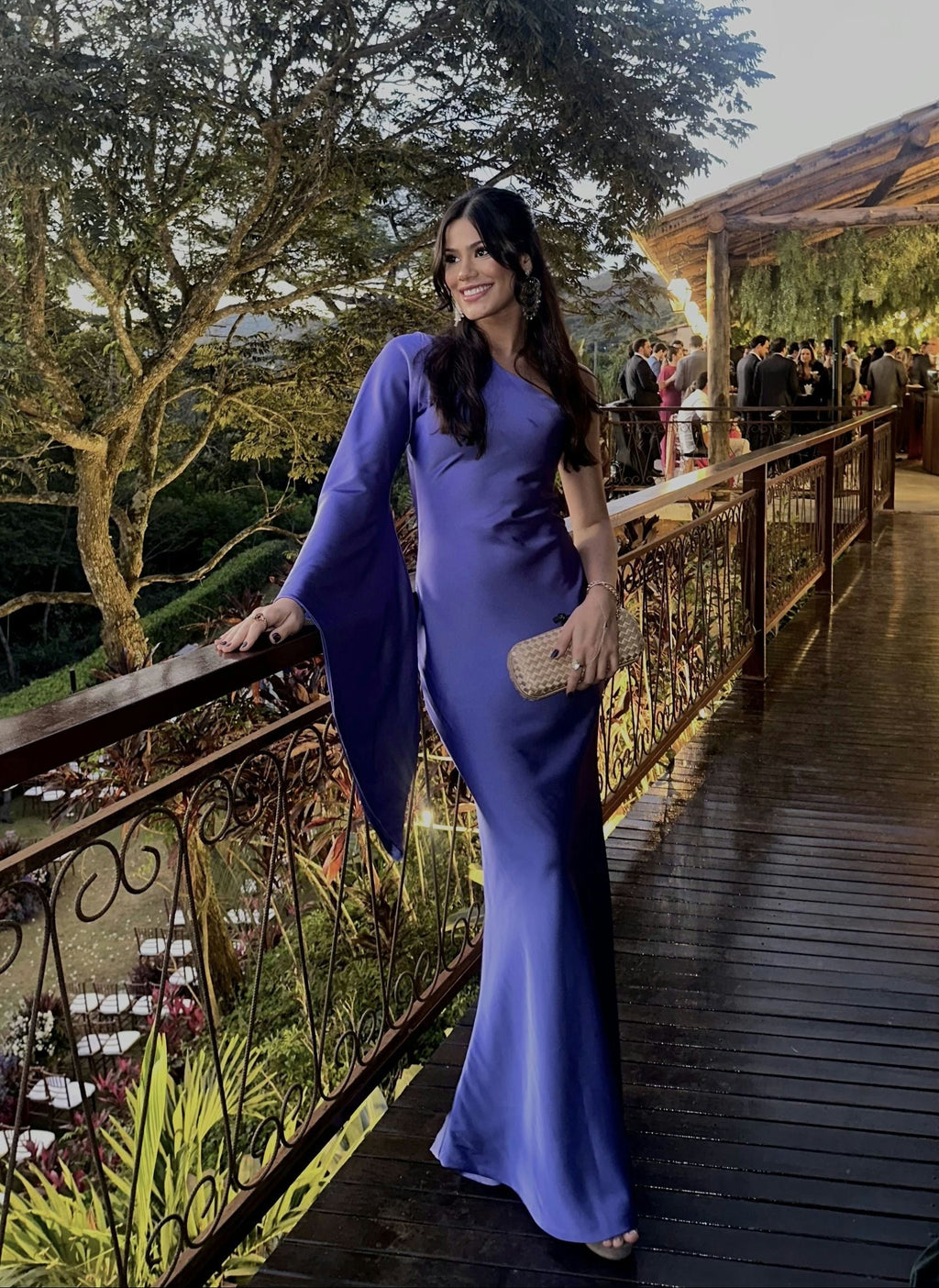 vestido manga única lilás