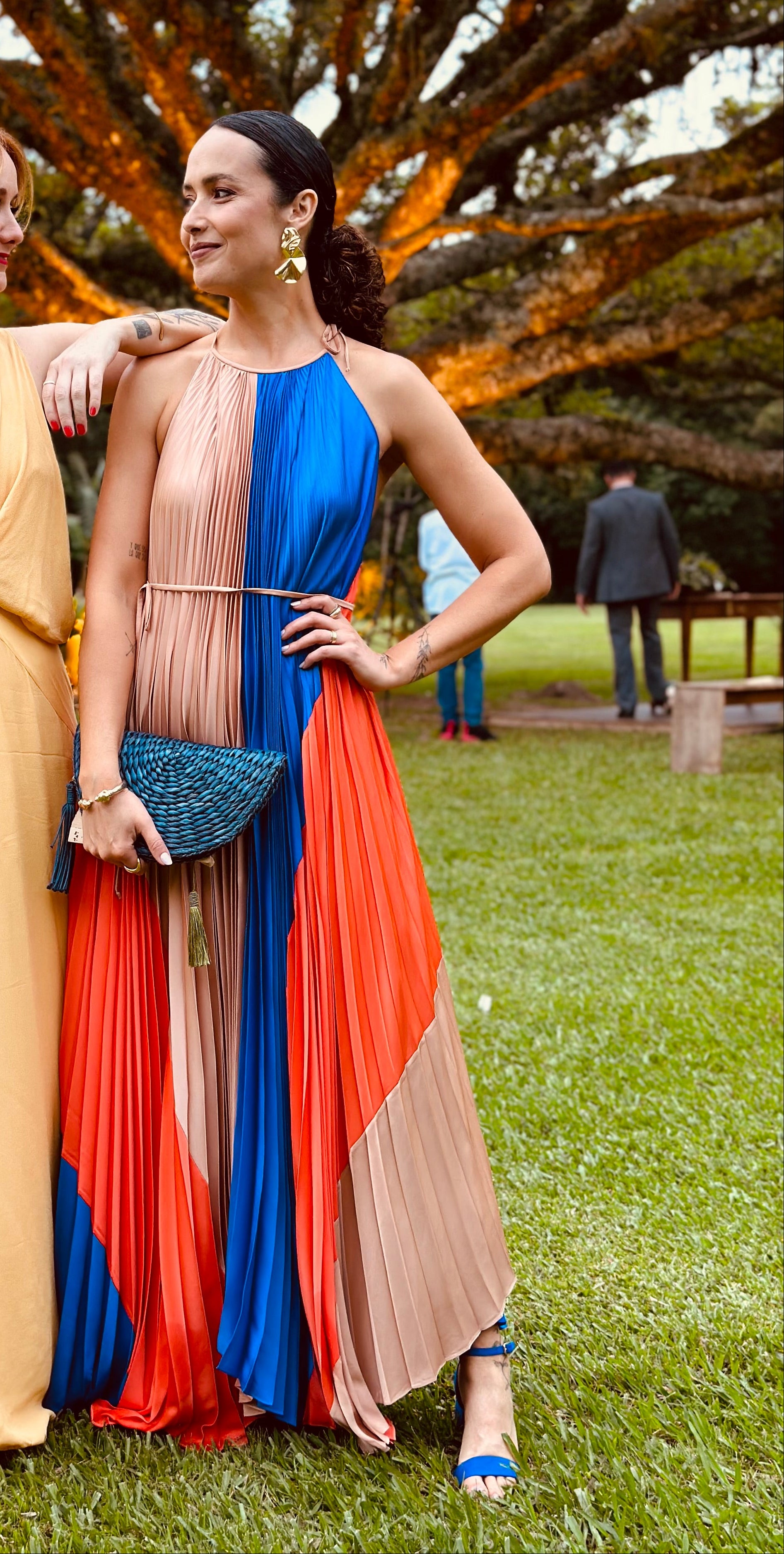vestido plissado colorido