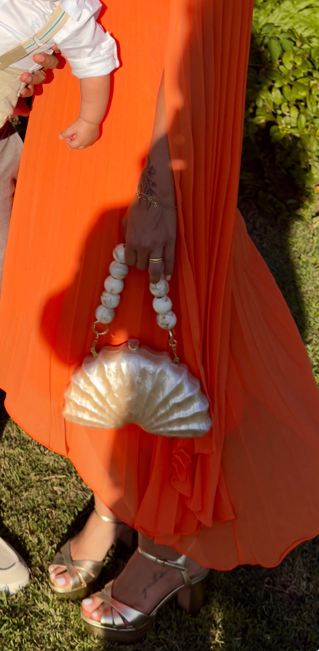 Bolsa concha com alça de bolas