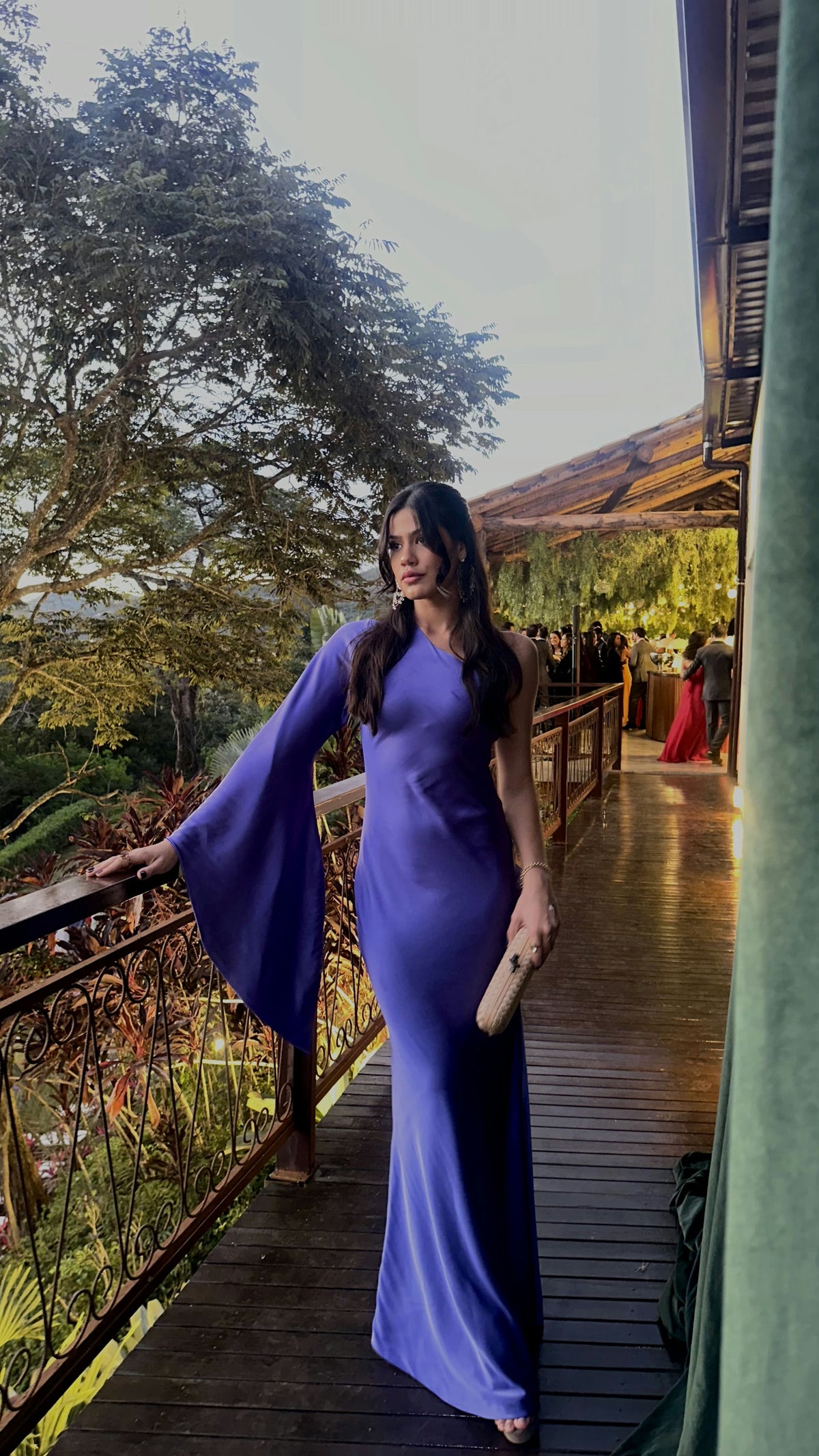 vestido manga única lilás