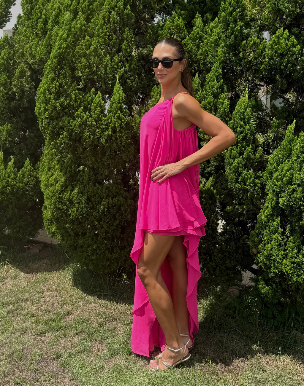 vestido assimétrico fenda rosa
