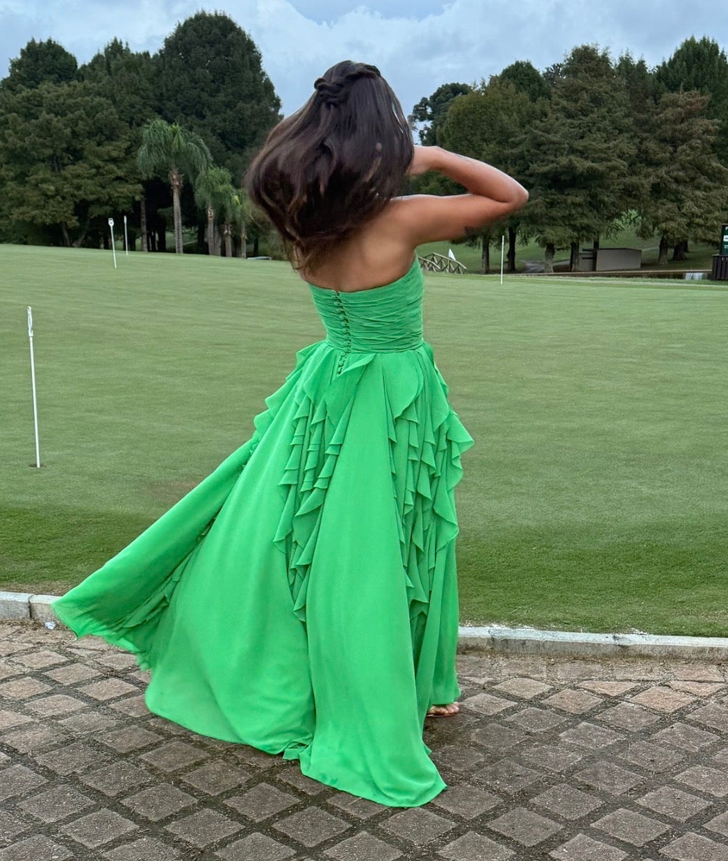 Vestido verde drapeado com babados assimétricos tamanho M