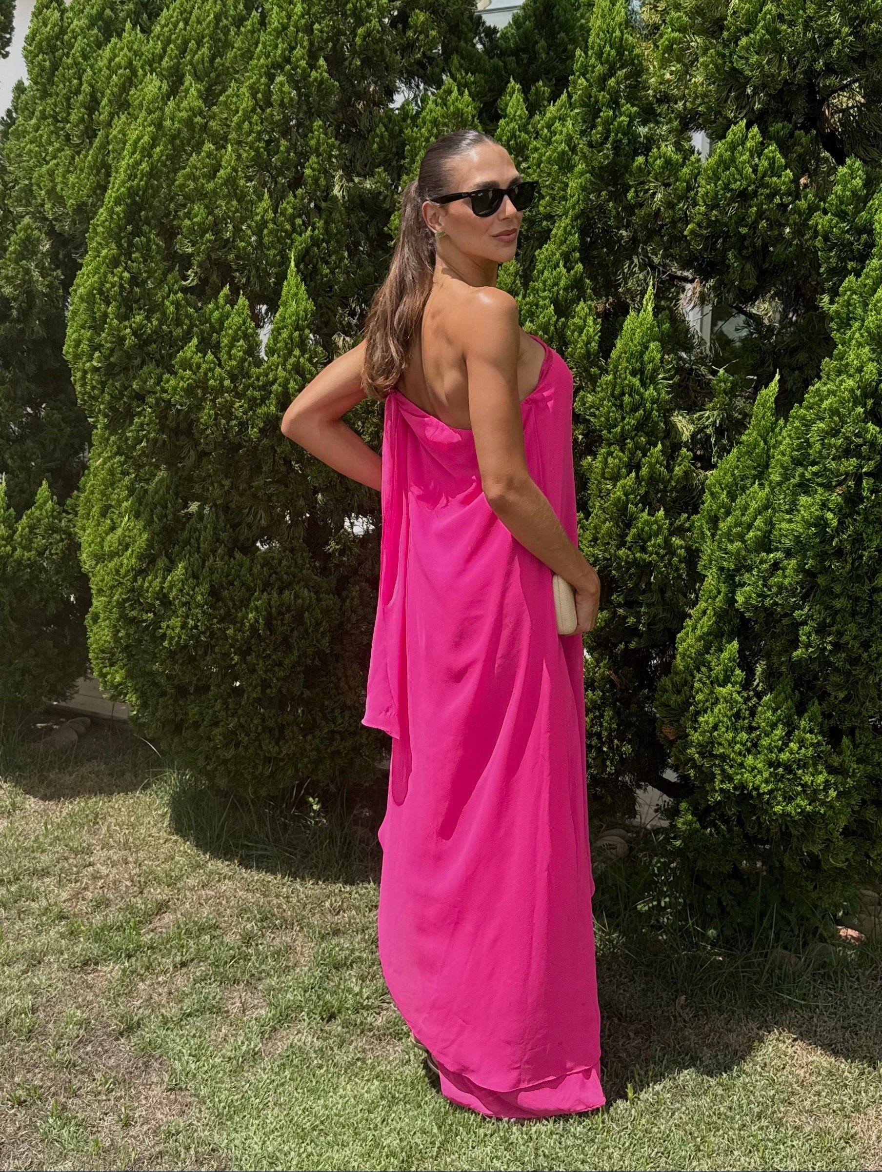 vestido assimétrico fenda rosa