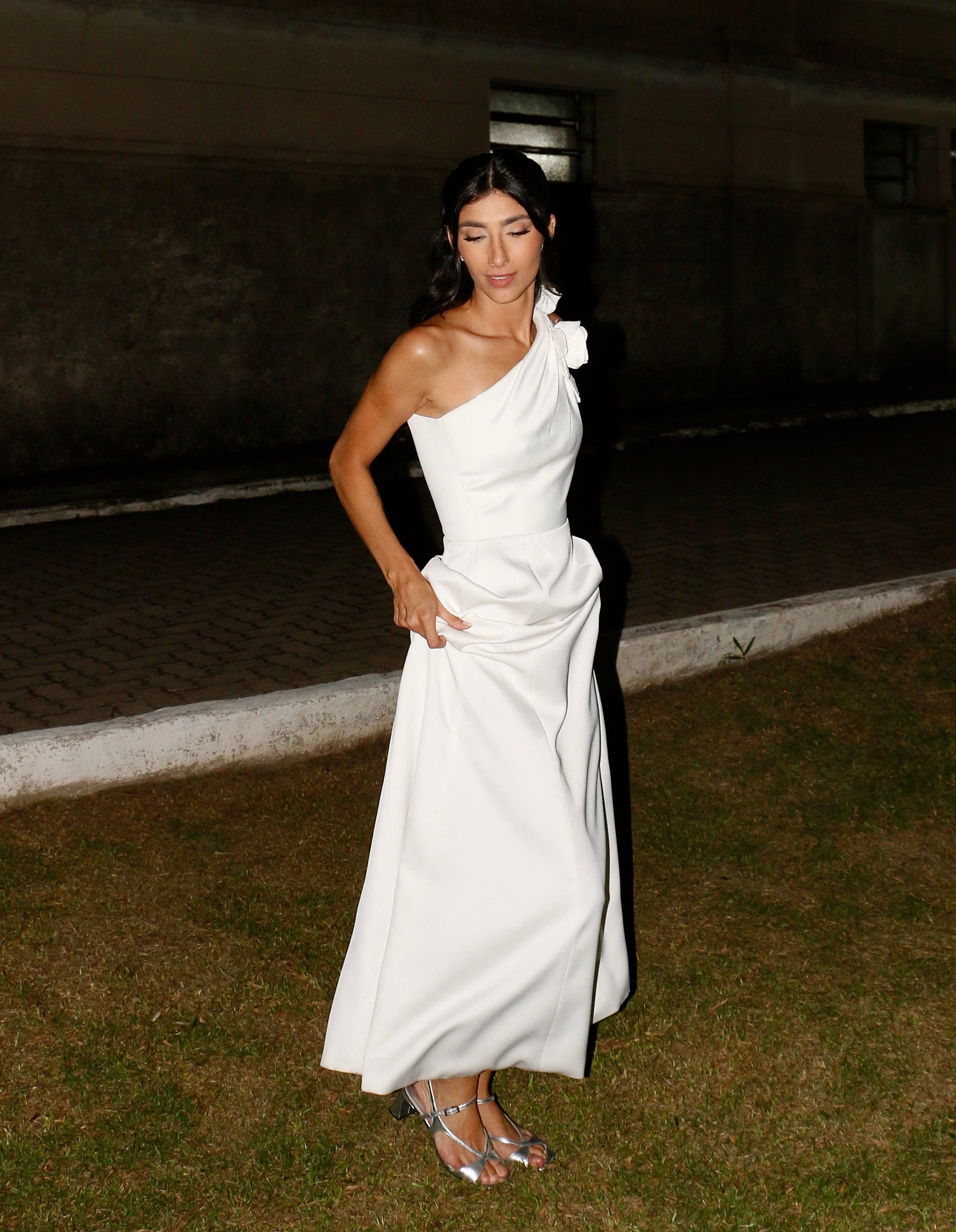 vestido patbo um ombro só longo off white