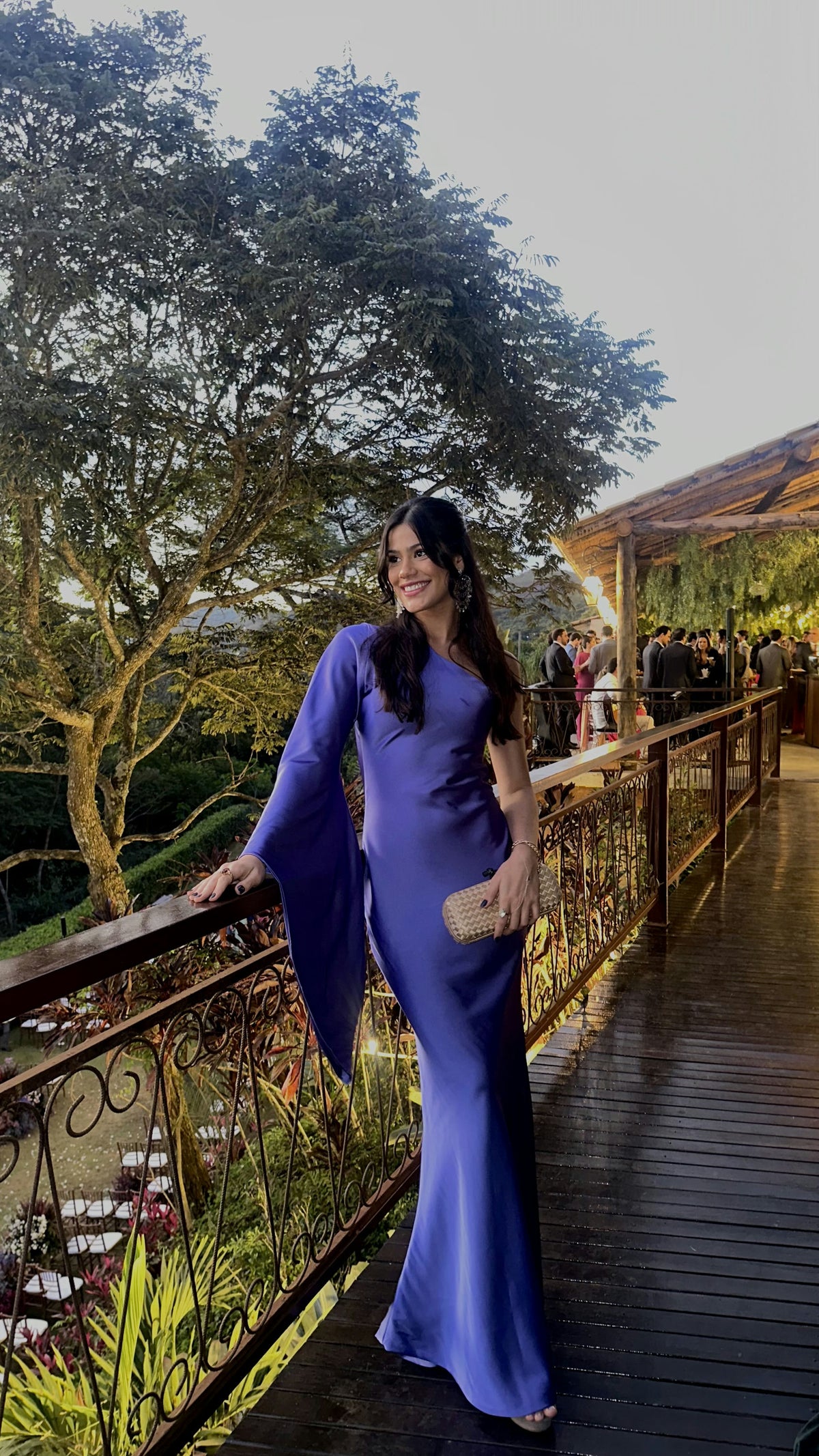 vestido manga única lilás