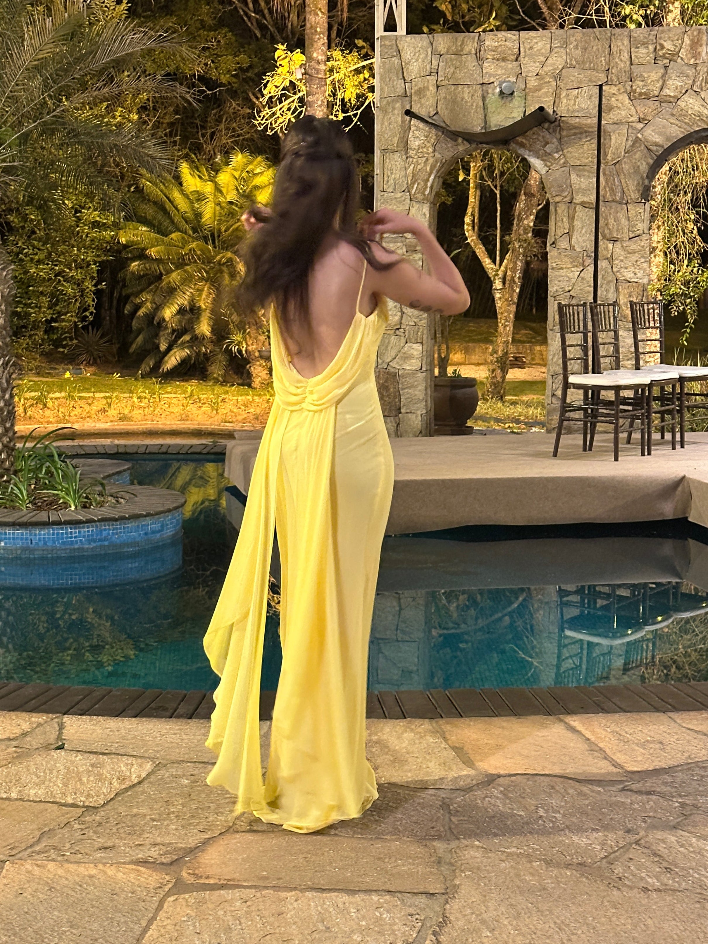 vestido decote nas costas amarelo