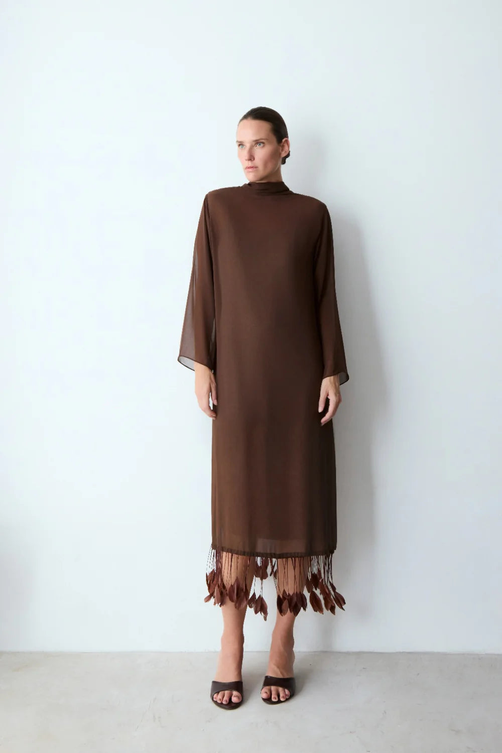 Vestido midi marrom de crepe leve tamanho M
