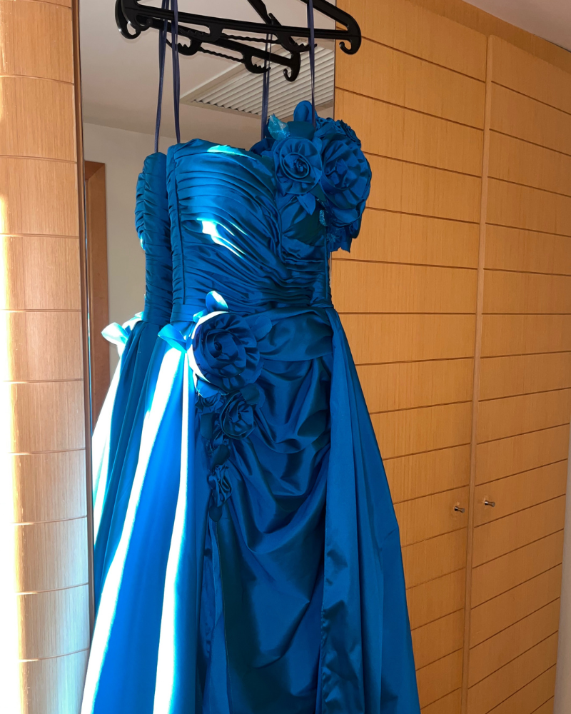 vestido azul flores drapeado