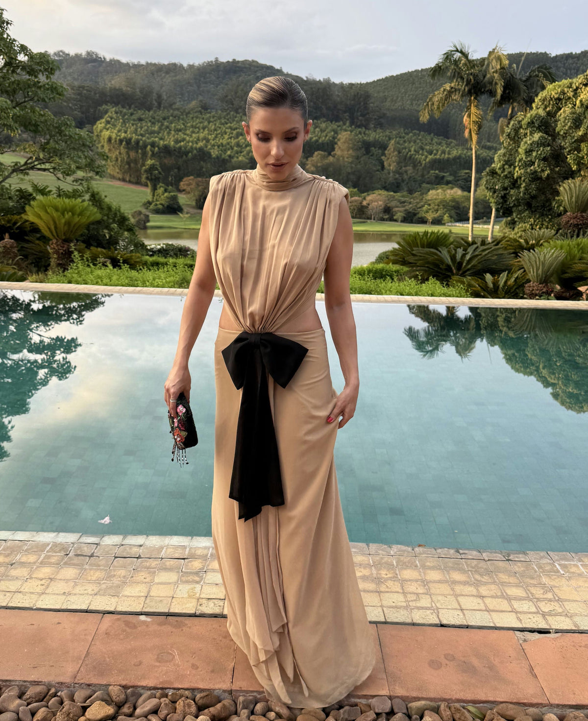 vestido nude laço