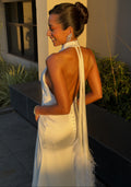 Vestido branco longo com plumas