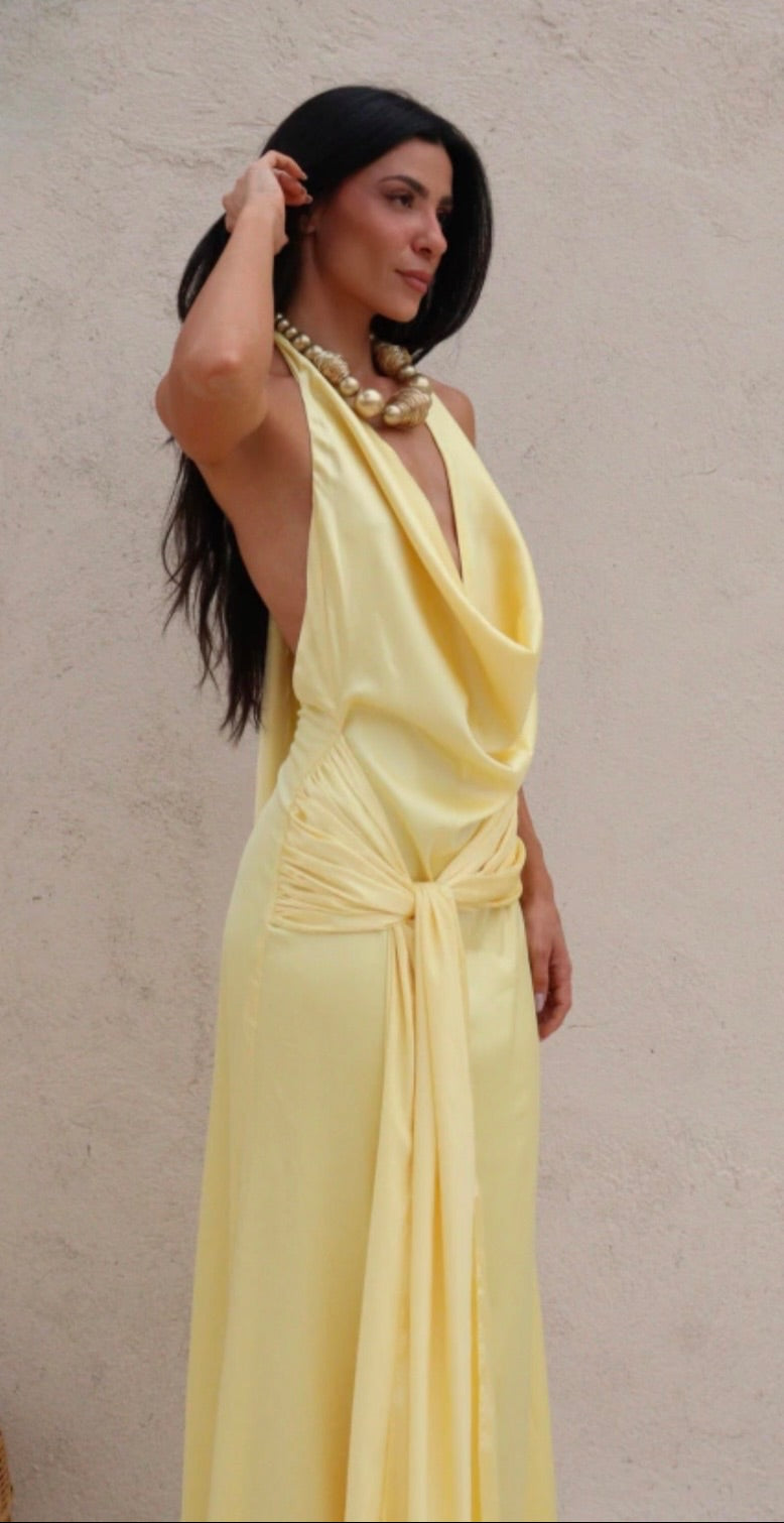 Vestido amarelo fluido